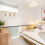 The Burrow - 2 Bedroom In דירה *