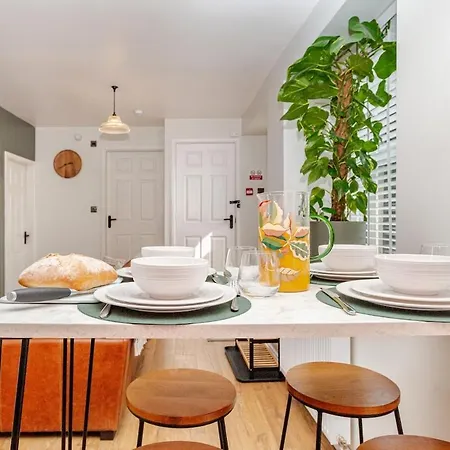 The Burrow - 2 Bedroom In Lägenhet