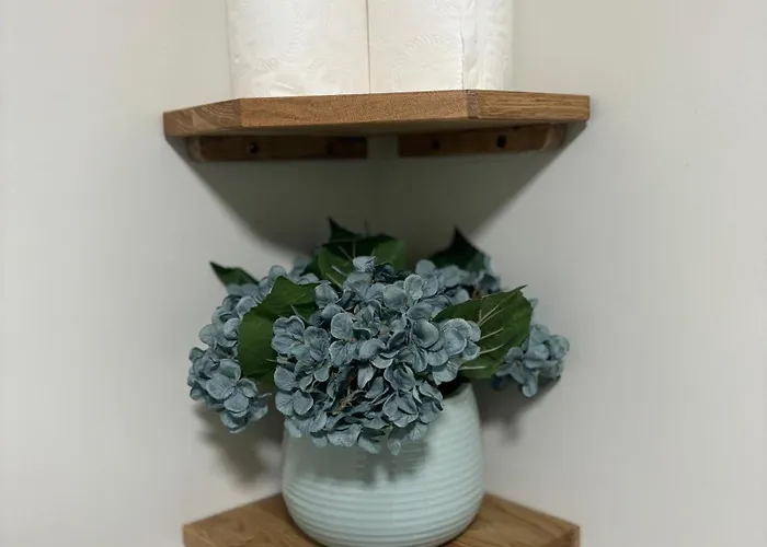 The Burrow - 2 Bedroom In Apartment *