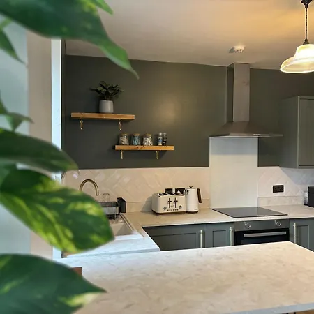 The Burrow - 2 Bedroom In Apartment